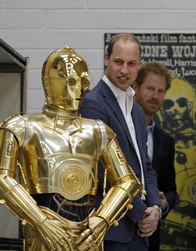 Дроид C-3PO и принцы Уильям и Гарри 