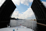Разведенный мост на Неве во время морского парада кораблей в честь Дня ВМФ в Санкт-Петербурге