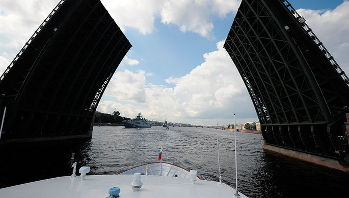Разведенный мост на Неве во время морского парада кораблей в честь Дня ВМФ в Санкт-Петербурге
