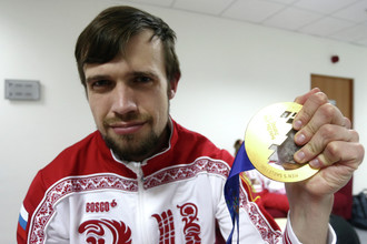 Александр Третьяков с золотой олимпийской медалью Сочи