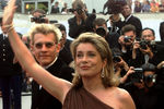 Французская актриса Катрин Денев и Гийом Депардье перед показом фильма «Пола Икс» во время 52-го Каннского кинофестиваля, Франция, 1999 год