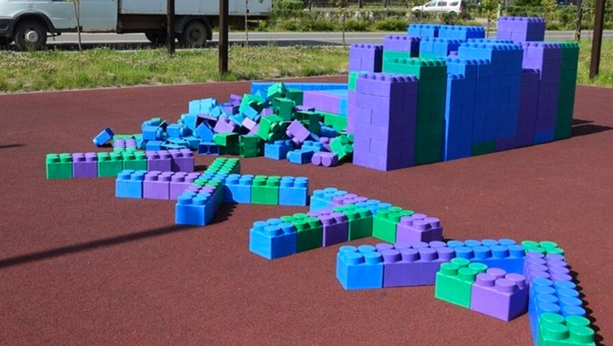 На набережную в Ухте завезли дефицитные кубики Lego для благоустройства территории