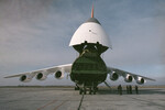 Ан-225 «Мрия» с поднятым носовым обтекателем в состоянии погрузки, 1989 год
