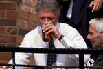 Президент США Билл Клинтон с бокалом пива в пабе The Malt House в Бирмингем во время саммита G8 в Великобритании, 1998 год
