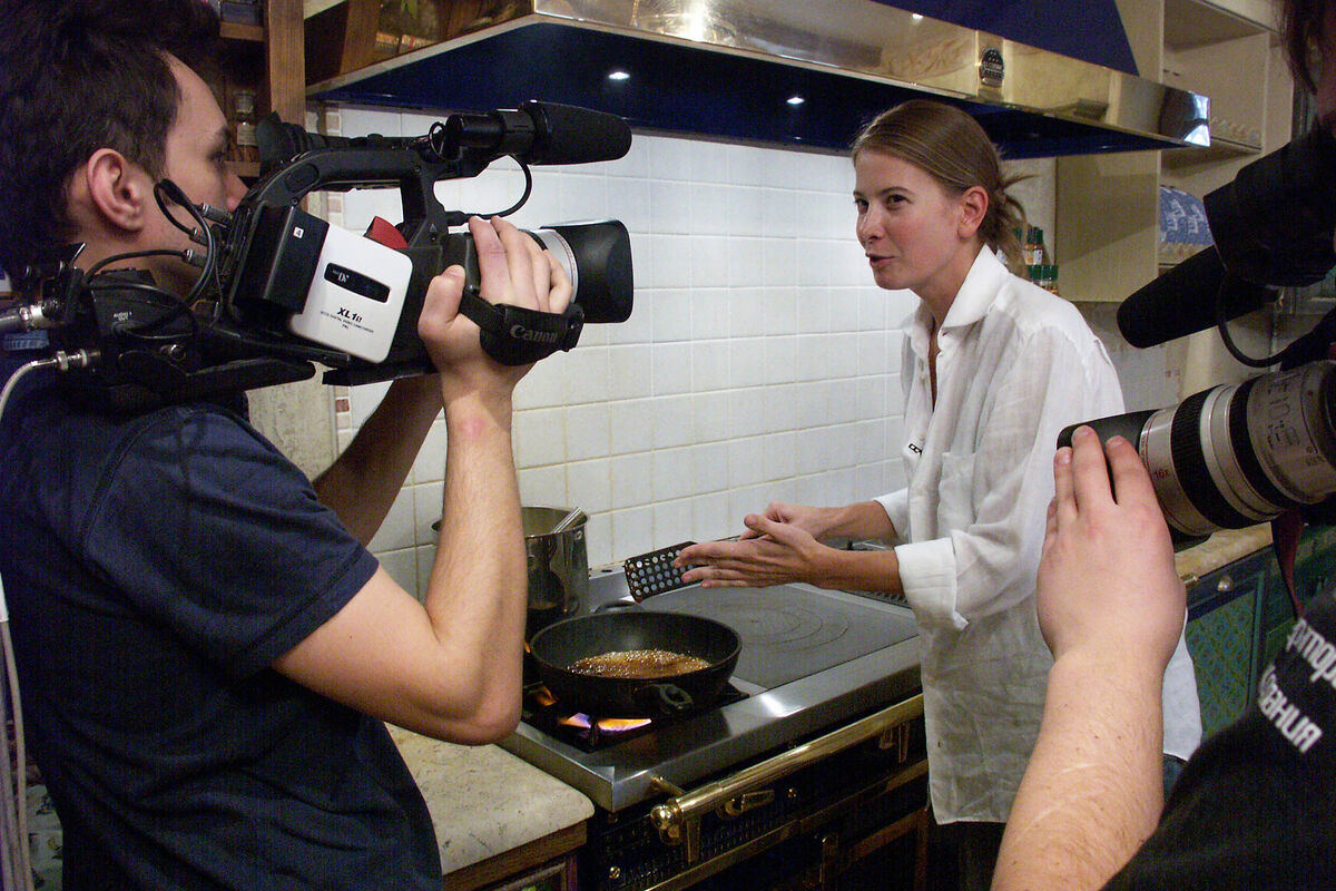 Юлия Высоцкая во время съемок своего кулинарного шоу «Едим дома», 2004 год