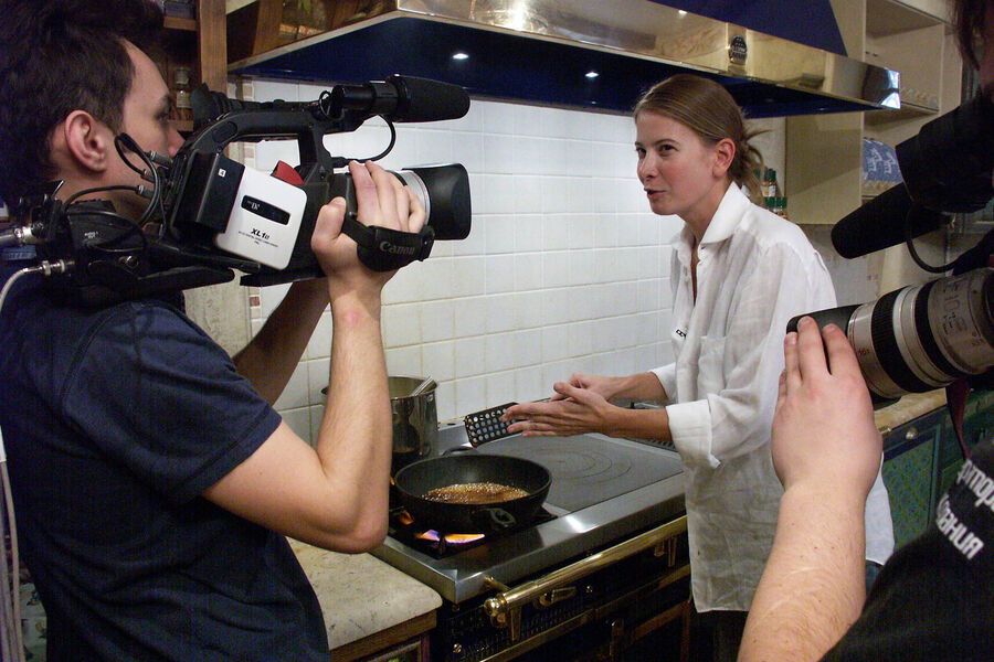 Юлия Высоцкая во время съемок своего кулинарного шоу «Едим дома», 2004 год