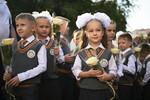 Первоклассники во время торжественной линейки, посвященной открытию новой средней школы №54 и началу учебного года в Новосибирске