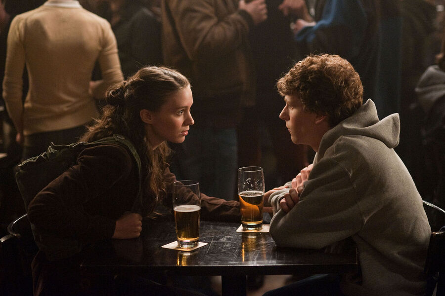 <b>&laquo;Социальная сеть&raquo; (2010)</b>
<br><br>
В&nbsp;том же 2010&nbsp;году в&nbsp;прокат вышел фильм Дэвида Финчера &laquo;Социальная сеть&raquo;, где у&nbsp;Мары была не столь внушительная роль, зато это был не второсортный хоррор-ремейк, а Дэвид Финчер. В&nbsp;ленте об истории создании Facebook (владелец компания Meta признана в России экстремистской и запрещена) актриса сыграла Эрику Олбрайт &mdash; девушку, бросившую Марка Цукерберга незадолго до&nbsp;того, как он сказал: &laquo;Все, кто был со мной внизу, пристегнитесь, мы взлетаем&raquo;. При&nbsp;этом Мара так понравилась режиссеру, что он позвал ее на&nbsp;главную роль в&nbsp;своей следующий проект, которой окончательно закрепил за&nbsp;ней звездный статус.