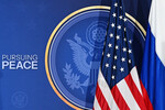 Флаги США и России в пресс-центре саммита России и США на Аляске, 15 августа 2025 года