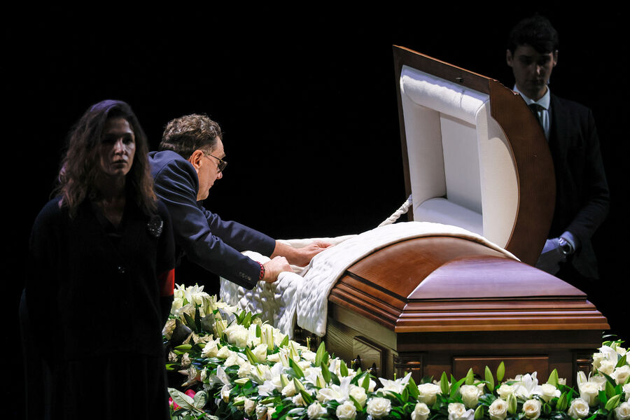 Церемония прощания с&nbsp;народным артистом России Владимиром Симоновым в&nbsp;Театре им. Евгения Вахтангова в&nbsp;Москве, 12&nbsp;ноября 2025&nbsp;года