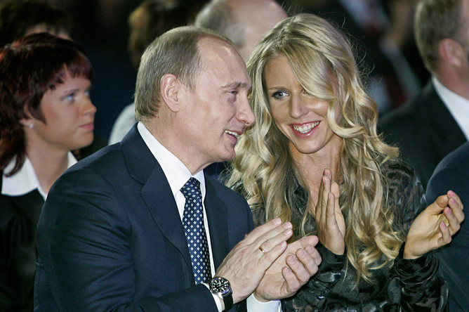 Президент России Владимир Путин и теннисистка Елена Дементьева на праздновании 85-летия Центрального спортивного клуба армии