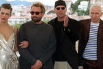 Милла Йовович, Люк Бессон, Брюс Уиллис и Жан-Поль Готье перед премьерой фильма «Пятый элемент» на Каннском кинофестивале, 1997 год