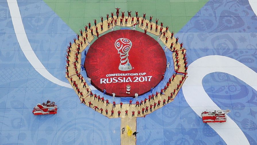 Церемония закрытия Кубка конфедераций – 2017 в России завершилась выносом огромного полотна с названием турнира в центр стадиона «Санкт-Петербург»
