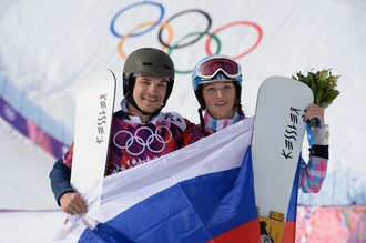 Вик Уайлд и Алена Заварзина после окончания финала параллельного гигантского слалома на соревнованиях по сноуборду на Олимпийских играх в Сочи