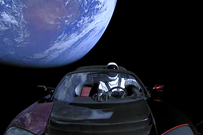 Прямая трансляция из электромобиля Илона Маска Tesla Roadster на орбите Земли после запуска ракеты Falcon Heavy с мыса Канаверал во Флориде, 6 февраля 2018 года