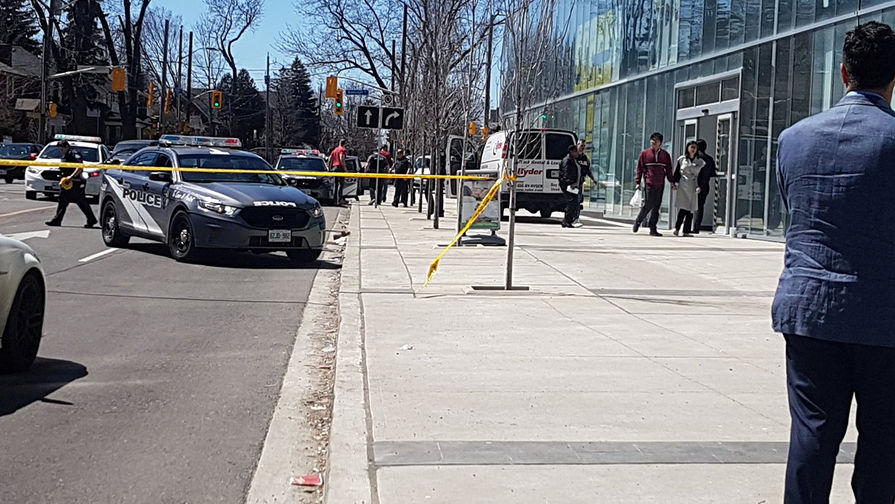 Полиция на&nbsp;месте наезда фургона на&nbsp;пешеходов в&nbsp;канадском Торонто, 23 апреля 2018 года