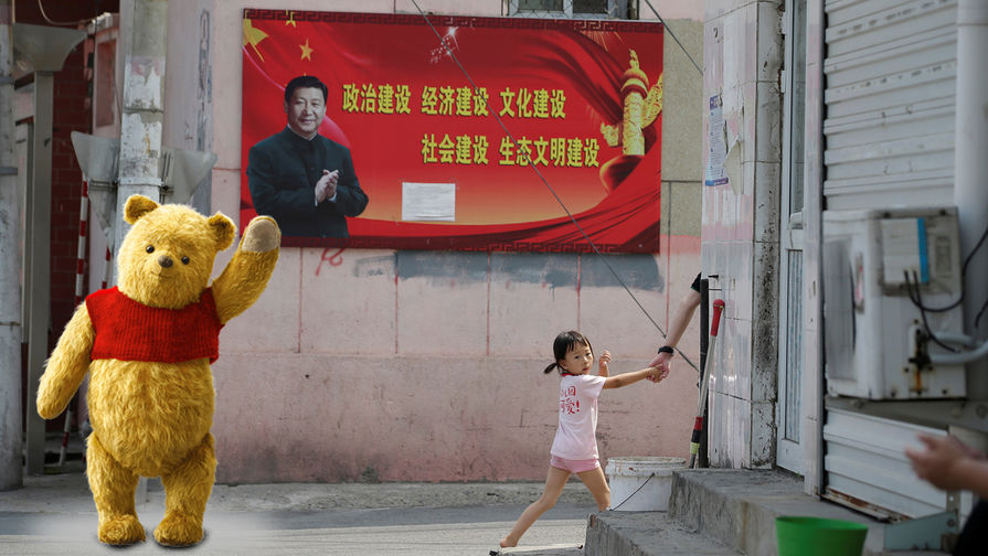 Постер с председателем КНР Си Цзиньпином и Винни-Пух, коллаж «Газеты.Ru»