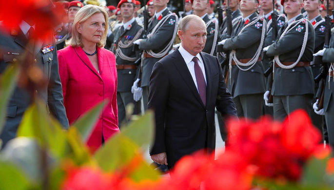 Президент России Владимир Путин и министр иностранных дел Австрии Карин Кнайсль, июнь 2018 года