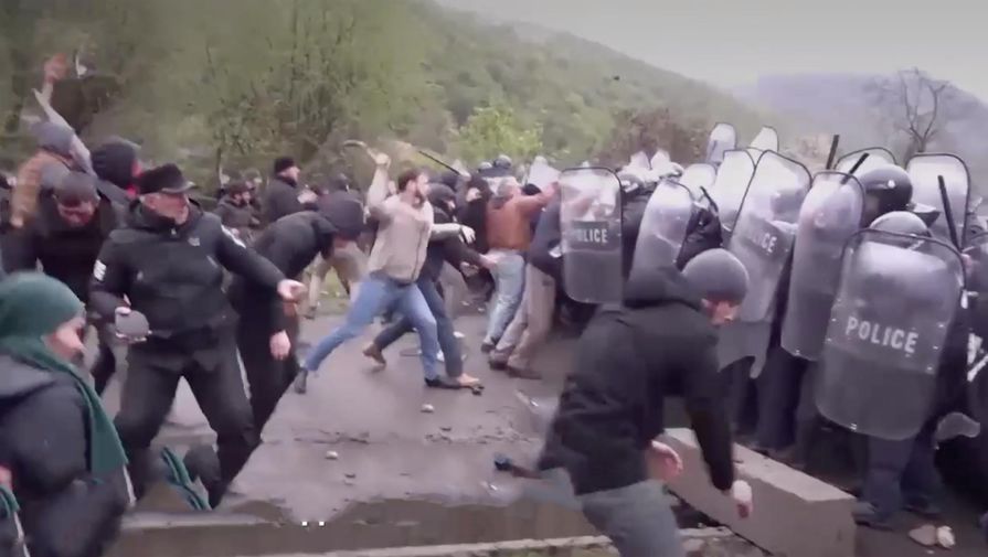 Камни, палки и слезоточивый газ: протесты в Грузии