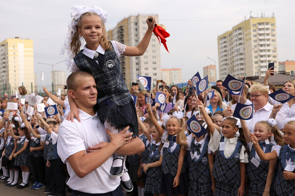 Школьники на&nbsp;торжественной линейке, посвященной Дню знаний, в&nbsp;школе №75 в&nbsp;Ростове-на-Дону