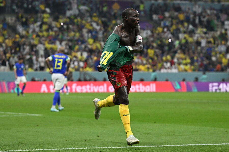 Венсан Абубакар празднует гол в матче Камерун — Бразилия на чемпионате мира — 2022