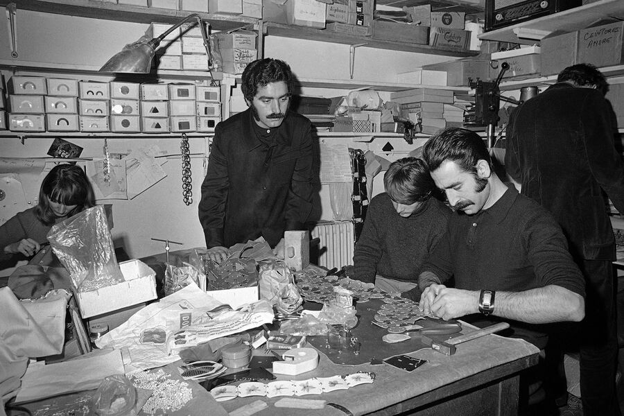 Пако Рабан (в центре) следит за&nbsp;работой в&nbsp;своей мастерской в&nbsp;Париже, 26&nbsp;октября 1967&nbsp;года