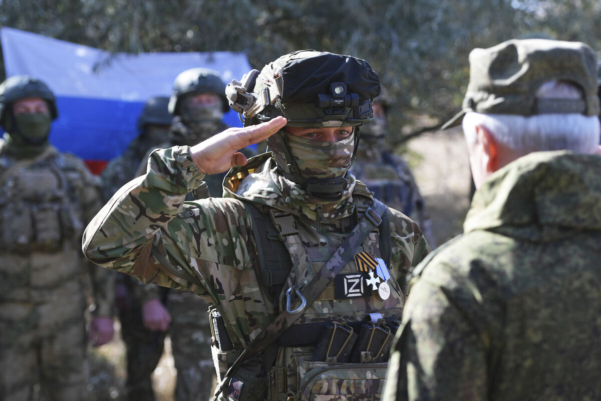 МО опубликовало кадры награждения сотрудников военной полиции в зоне боевых  действий - Газета.Ru | Новости