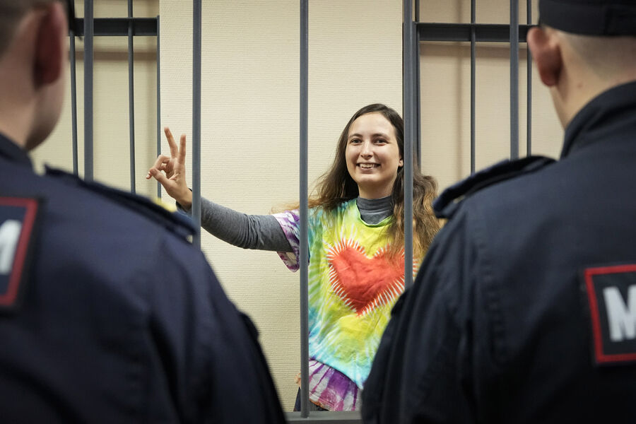 Художница Александра Скочиленко в Василеостровском районном суде, 16 ноября 2023 года