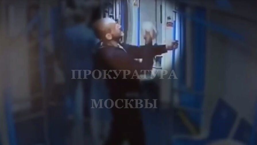 Гость столицы разбил несколько камер в московском метро и попал на видео
