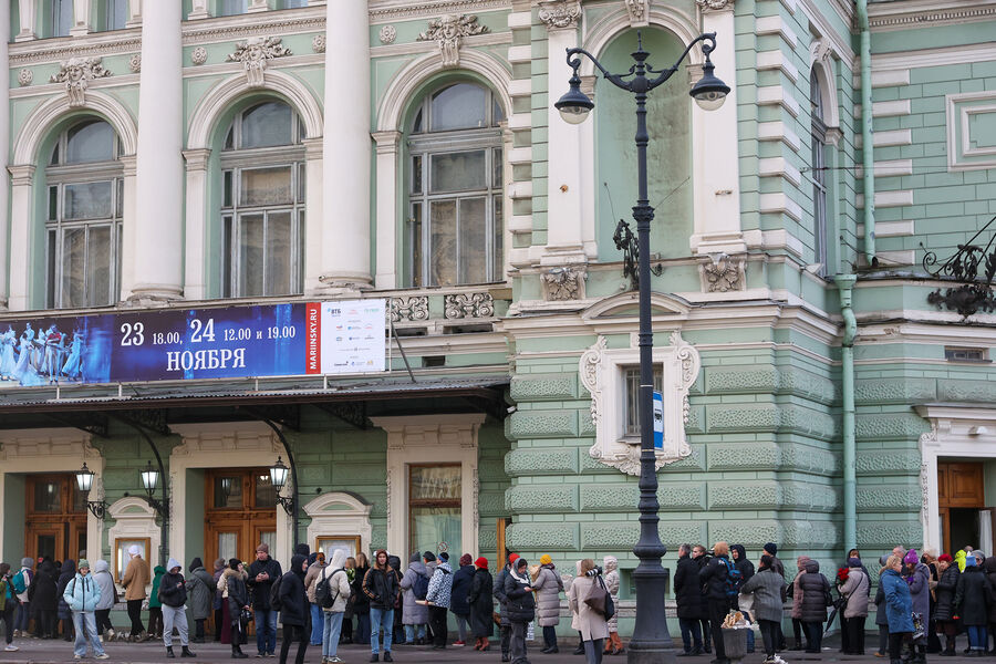 Очередь около&nbsp;здания Мариинского театра во время церемонии прощания с&nbsp;премьером балетной труппы Мариинского театра Владимиром Шкляровым, 21&nbsp;ноября 2024&nbsp;года