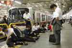 В столице Японии Токио днем была затруднена работа городского транспорта. 