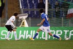 Уругваец Себастьян Фернандес забивает в Риме в ворота итальянцев