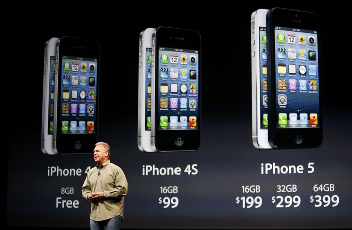 Фил Шиллер, старший вице-президент Apple по&nbsp;маркетингу. Apple не подняла цены на&nbsp;iPhone, он стоит столько же, сколько iPhone 4s &mdash; $199 (16 GB), $299 (32 GB), $399 (64 GB) (продажа с&nbsp;двухлетним контрактом). Предзаказы уже принимаются.
