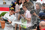 Росберг разбрызгивает шампанское, радуясь победе в Гран-при
