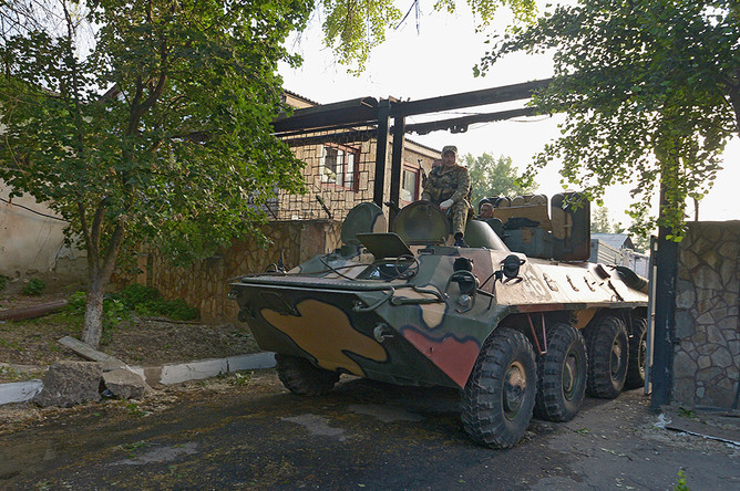 Бронетранспортер, захваченный ополченцами во время боя на территории военной части внутренних войск в Луганске