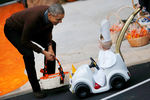 Президент США Барак Обама и малыш в костюме папы Римского за рулем «понтификмобиля» во время празднования Хеллоуина для детей во дворе Белого дома