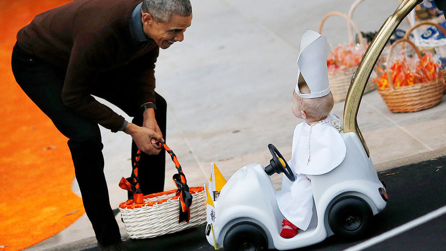 Президент США Барак Обама и малыш в&nbsp;костюме папы Римского за&nbsp;рулем &laquo;понтификмобиля&raquo; во время празднования Хеллоуина для&nbsp;детей во дворе Белого дома