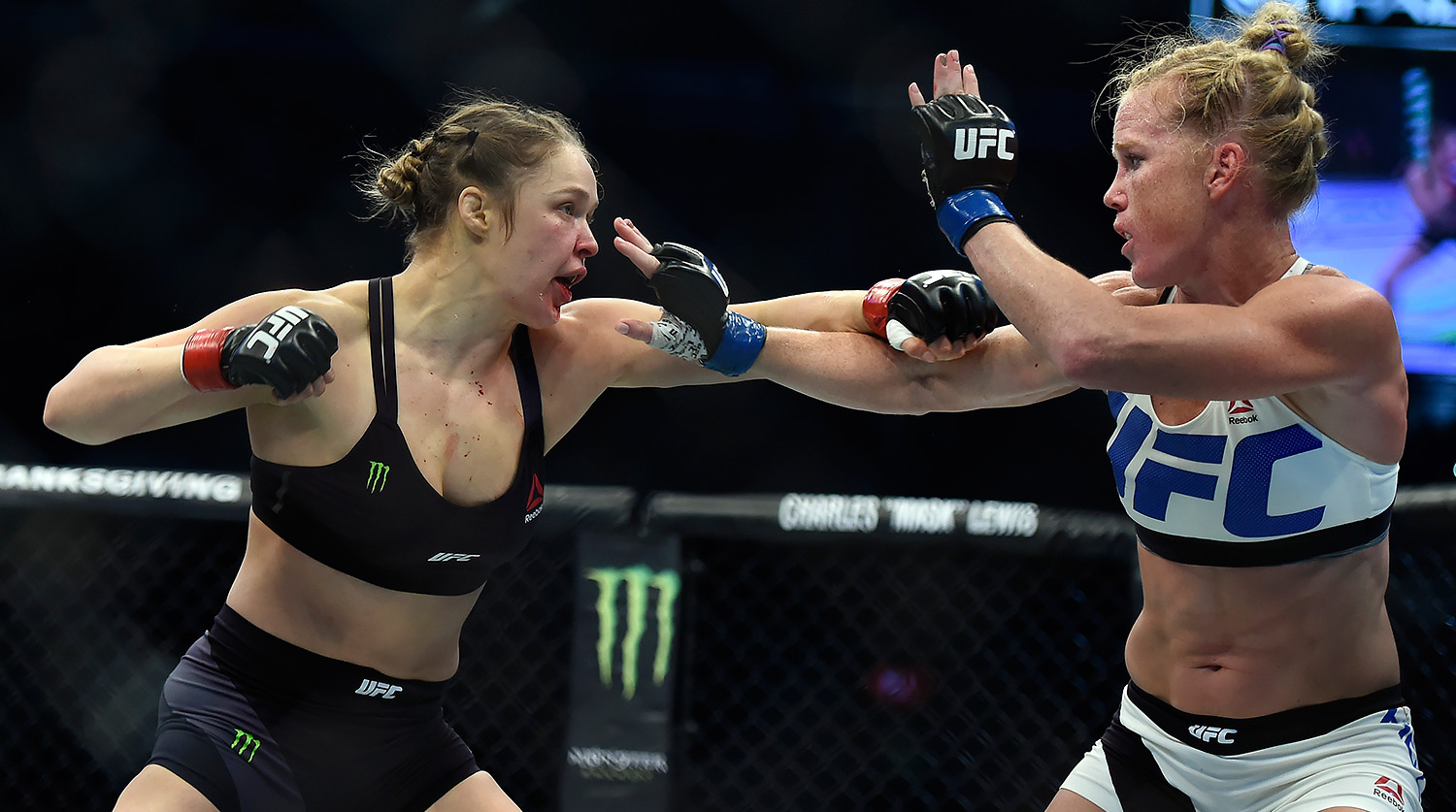 Холи Холм и Ронда Роузи во время главного поединка турнира UFC 193 на арене Etihad Stadium в Мельбурне