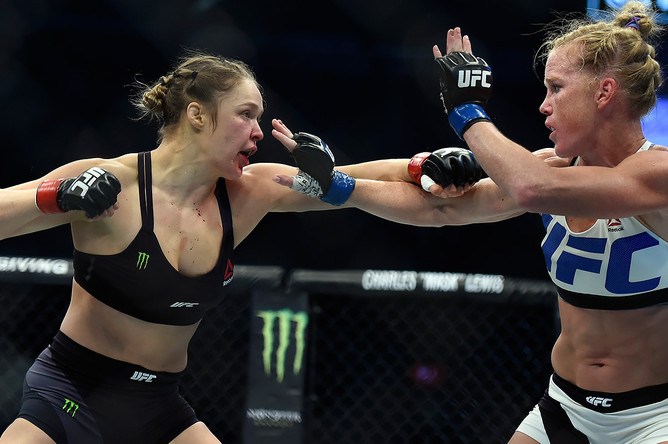 Холи Холм и Ронда Роузи во время главного поединка турнира UFC 193 на арене Etihad Stadium в Мельбурне