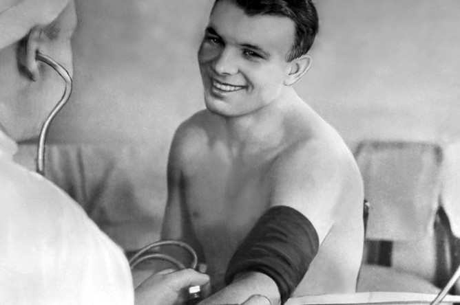 Юрий Гагарин у врача после полета в космос, 1961 год