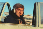 Валерий Зубов в кабине самолета Як-52 перед своим первым полетом в качестве пилота, 1997 год