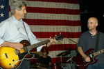 Американский сенатор Джон Керри и Моби во время совместного выступления в Нью-Йорке, 2003 год
