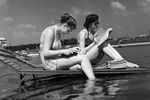В июне 1954 года температура в Москве поднялась до +33°C.
<br>
На фото: девушки на пляже в Серебряном бору в Москве, 1950-е
