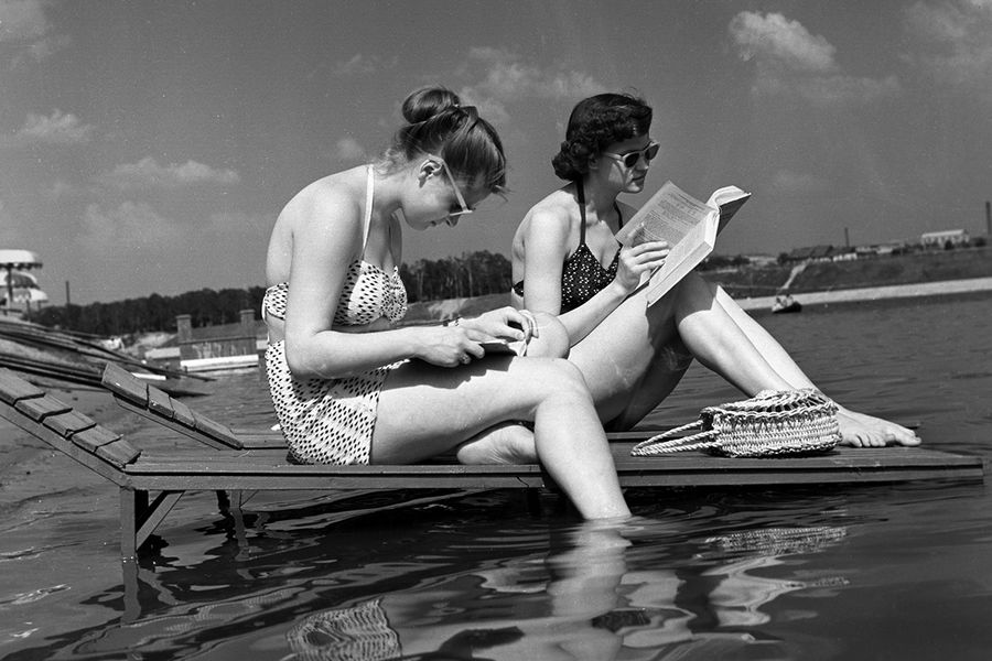 В&nbsp;июне 1954 года температура в&nbsp;Москве поднялась до&nbsp;+33°C.
<br>
На&nbsp;фото: девушки на&nbsp;пляже в&nbsp;Серебряном бору в&nbsp;Москве, 1950-е
