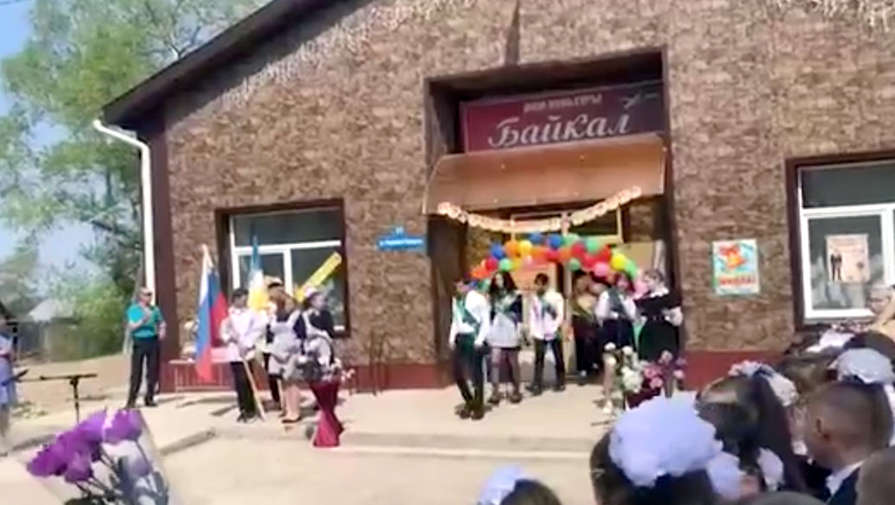 Школьники из Бурятии отпраздновали последний звонок на проезжей части