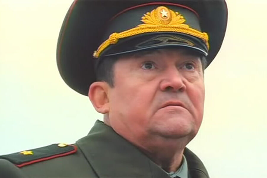 <b>&laquo;ДМБ&raquo; (2000)</b>
<br><br>
В&nbsp;знаменитой комедии Павлов снимался уже в&nbsp;статусе народного артиста страны &mdash; награды он был удостоен в&nbsp;1994 году. Здесь у&nbsp;него вновь была запоминающаяся небольшая роль, и вновь военного: генерал-майора Талалаева по&nbsp;прозвищу «Батя».
