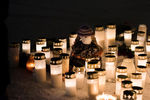 Свечи на месте трагедии перед рестораном Vuoksenvahti в городе Иматра, Финляндия

