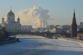 Москва-река и Кремлевская набережная в Москве в морозный день. Слева — храм Христа Спасителя, справа — Водовзводная башня Московского Кремля, в центре — Большой Каменный мост