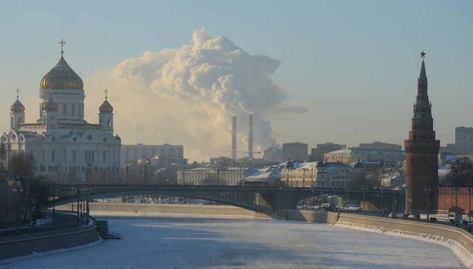 Москва-река и Кремлевская набережная в Москве в морозный день. Слева — храм Христа Спасителя...