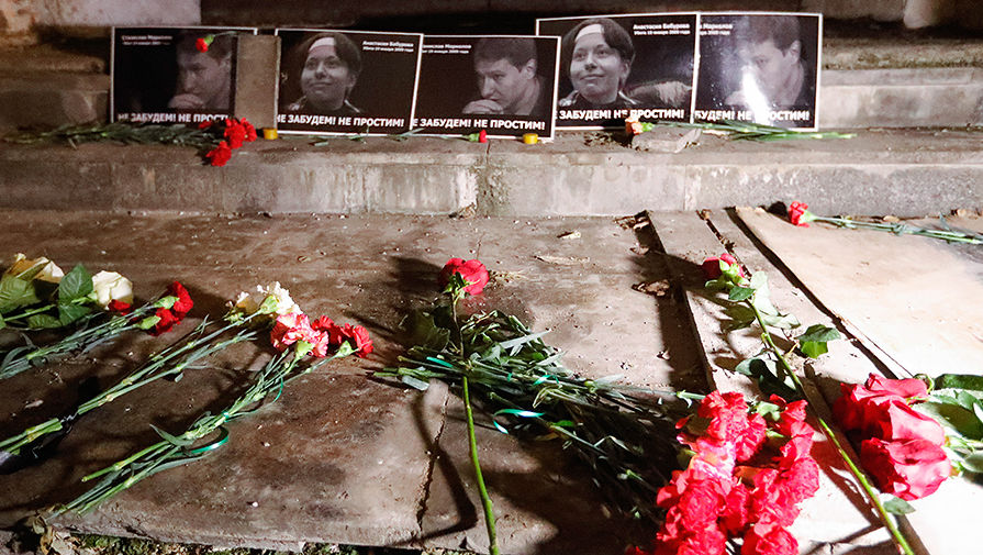 Цветы на&nbsp;месте убийства адвоката Станислава Маркелова и журналистки Анастасии Бабуровой, 19 января 2017 года